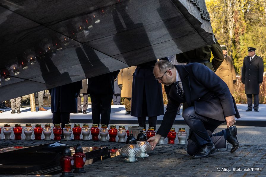 003_Minister_Marcin_Przydacz_wieniec_pomnik_katasrrofy_Smolenskiej_Powazki_20260410_7C6A2542.jpg