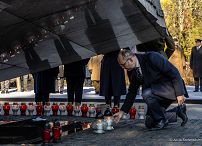 003_Minister_Marcin_Przydacz_wieniec_pomnik_katasrrofy_Smolenskiej_Powazki_20260410_7C6A2542.jpg