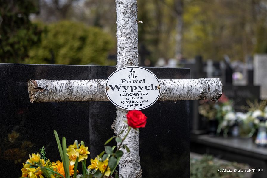 009_Minister_Zbigniew_Bogucki_rocznica_katastrofy_Smolenskiej_wience_cmentarz_20260410_340A6150.jpg