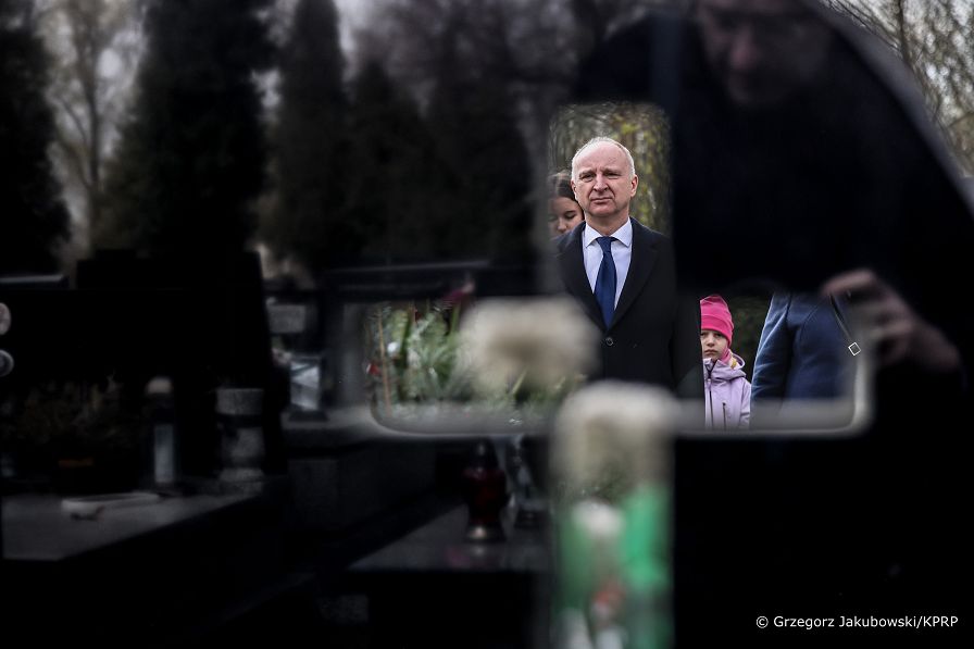 002_Minister_Wojciech_Kolarski_rocznica_katastrofy_Smolenskiej_grob_general_Bronislaw_Kwiatkowski_20260410_1S7A0025.jpg