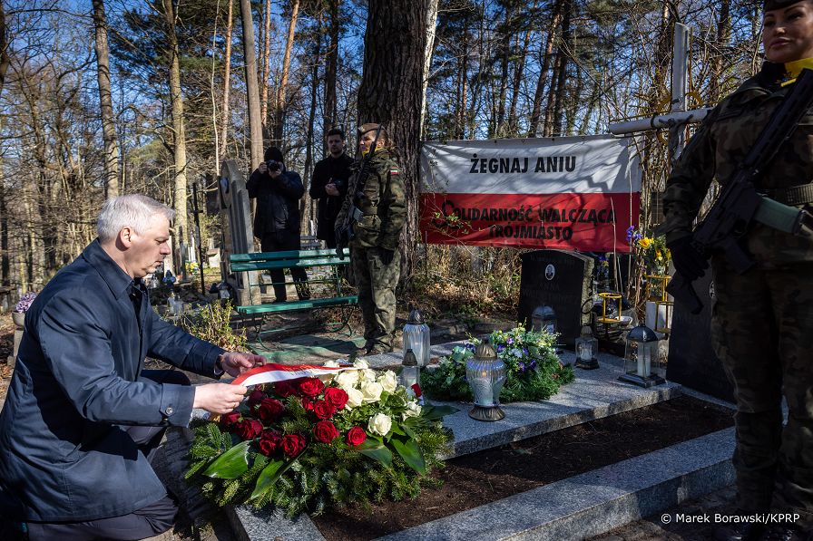 001_Minister_Karol_Rabenda_rocznica_katastrofy_Smolenskiej_wieniec_grob_Anna_Walentynowicz_20260410_MB1_9016.jpg