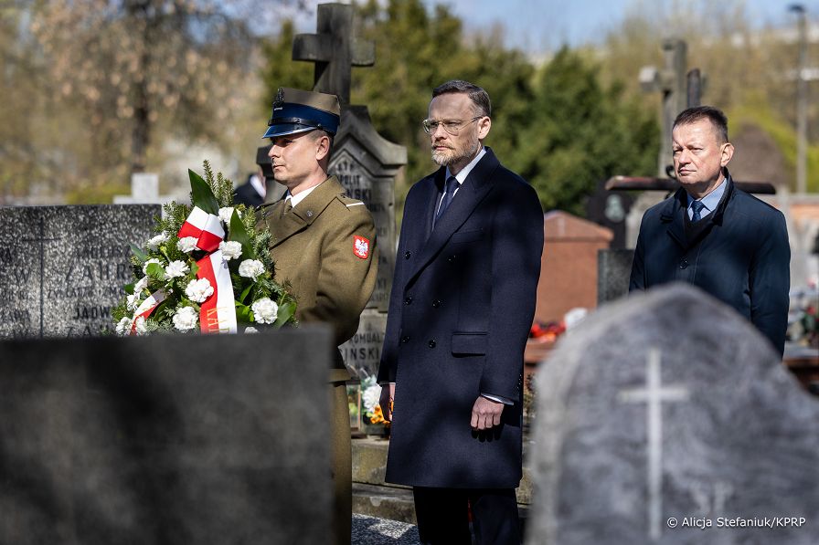 002_Minister_Zbigniew_Bogucki_rocznica_katastrofy_Smolenskiej_wience_cmentarz_20260410_340A5934.jpg