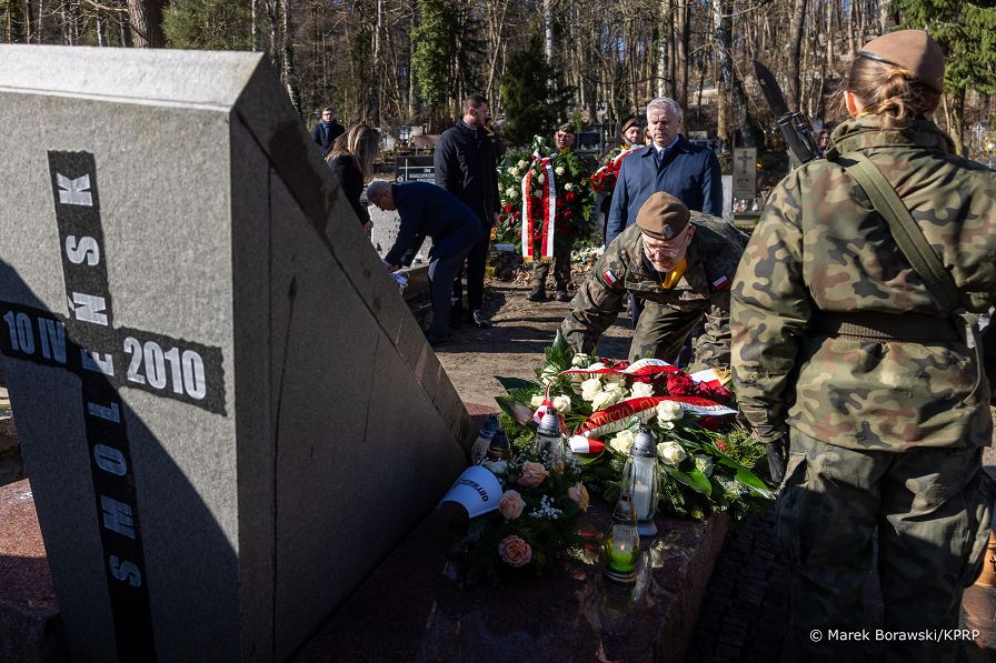 001_Minister_Karol_Rabenda_rocznica_katastrofy_Smolenskiej_wieniec_grob_Arkadiusz_Rybicki_20260410_MB1_8952.jpg