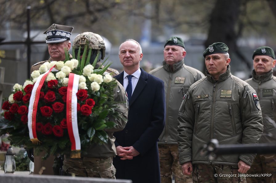 002_Minister_Wojciech_Kolarski_rocznica_katastrofy_Smolenskiej_wienic_grob_Wlodzimierz_Potasinski_Krakow_20260410_1S7A9761.jpg