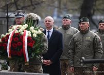 002_Minister_Wojciech_Kolarski_rocznica_katastrofy_Smolenskiej_wienic_grob_Wlodzimierz_Potasinski_Krakow_20260410_1S7A9761.jpg