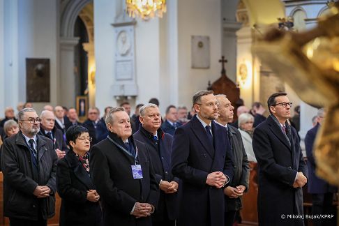 001_Minister_Zbigniew_Bogucki_wieniec_rocznica_katastrofy_Smolenskiej_Msza_sw_20260410_MWB21502.jpg