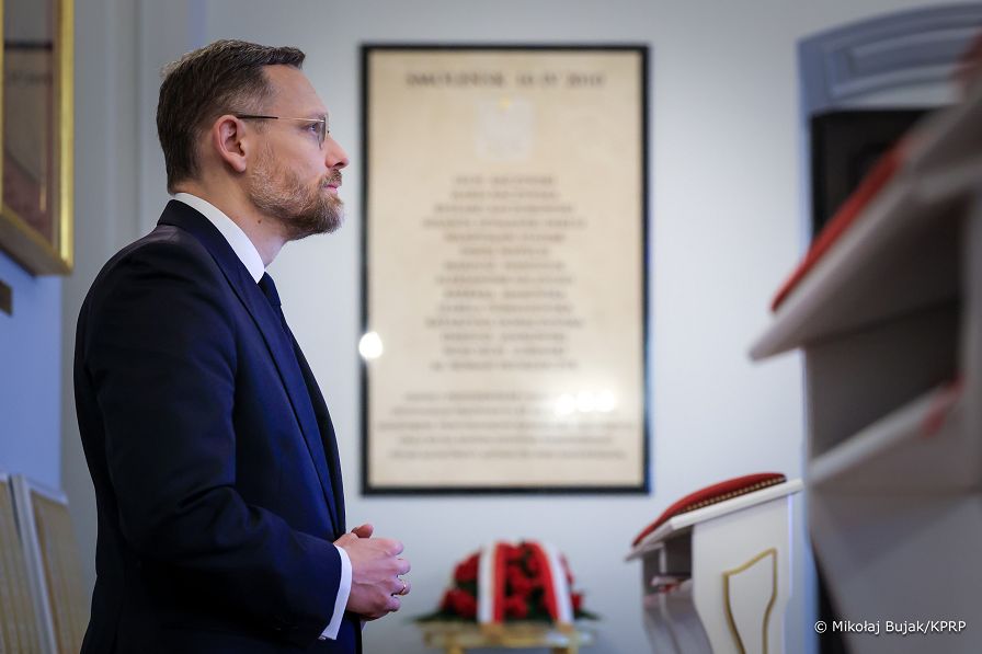 002_Minister_Zbigniew_Bogucki_wieniec_rocznica_katastrofy_Smolenskiej_kaplica_Pałac_Prezydencki_20260410_MWB21369.jpg