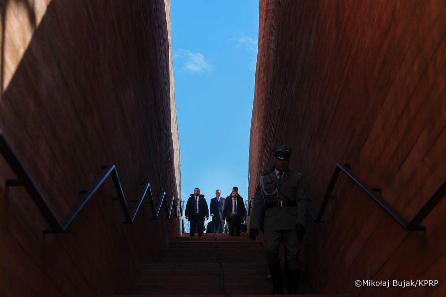 010_Prezydent Karol Nawrocki_Obchody Dnia Pamieci Ofiar Zbrodni Katyńskiej w Muzeum Katyńskim_13-04-2026_MWB19252.jpg.JPG