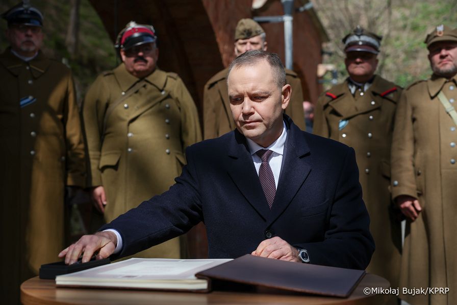 012_Prezydent Karol Nawrocki_Obchody Dnia Pamieci Ofiar Zbrodni Katyńskiej w Muzeum Katyńskim_13-04-2026_MWB19410.jpg.JPG