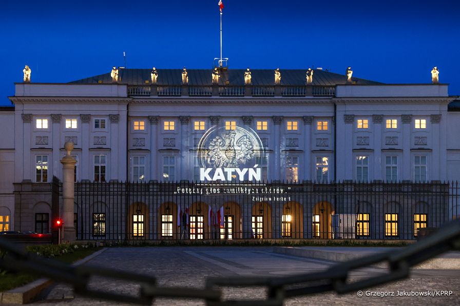 003_Iluminacja_Dzien_Pamieci_Ofiar_Zbrodni_Katynskiej_20260413_GJB_1710.jpg