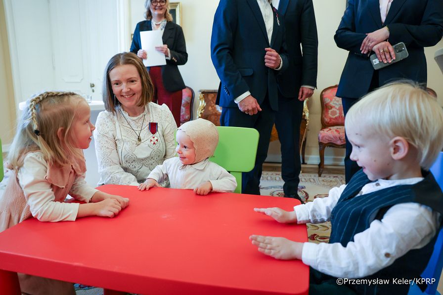 010_Minister Agnieszka Jędrzak_Minister Mateusz Kotecki_Wręczenie odznaczenia rodzinie wielodzietnej_PK1_3248.jpg.JPG