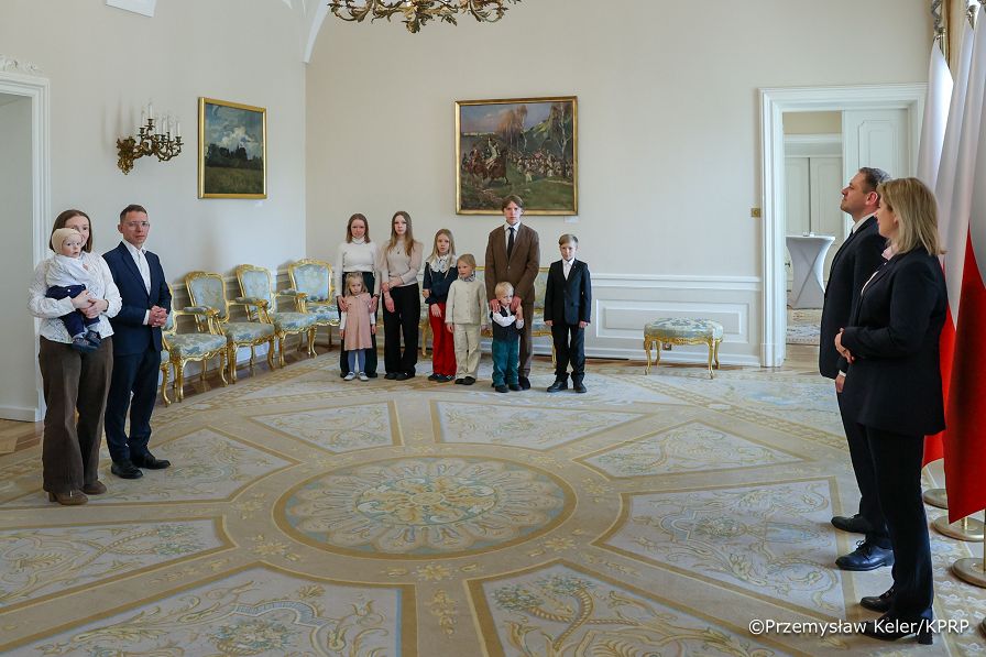 001_Minister Agnieszka Jędrzak_Minister Mateusz Kotecki_Wręczenie odznaczenia rodzinie wielodzietnej_PK1_3087.jpg.JPG