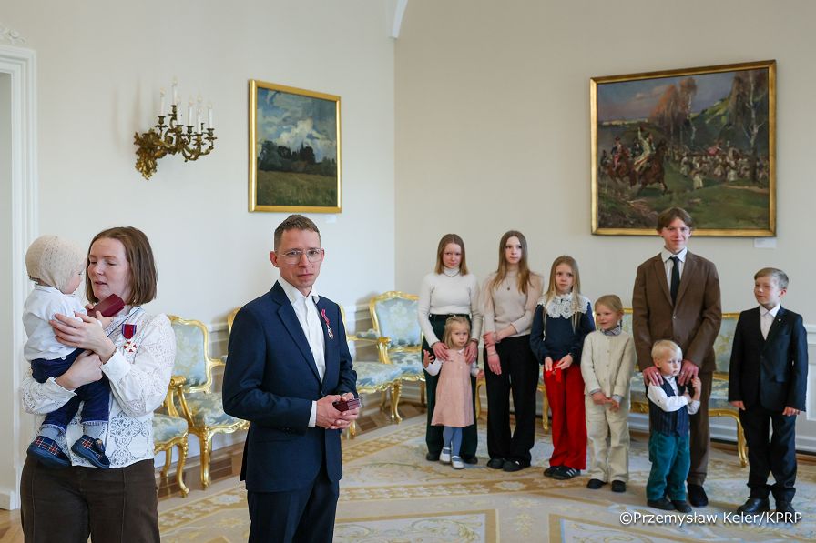 007_Minister Agnieszka Jędrzak_Minister Mateusz Kotecki_Wręczenie odznaczenia rodzinie wielodzietnej_PK1_3184.jpg.JPG