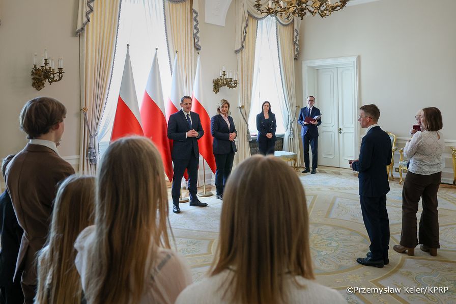 008_Minister Agnieszka Jędrzak_Minister Mateusz Kotecki_Wręczenie odznaczenia rodzinie wielodzietnej_PK1_3188.jpg.JPG