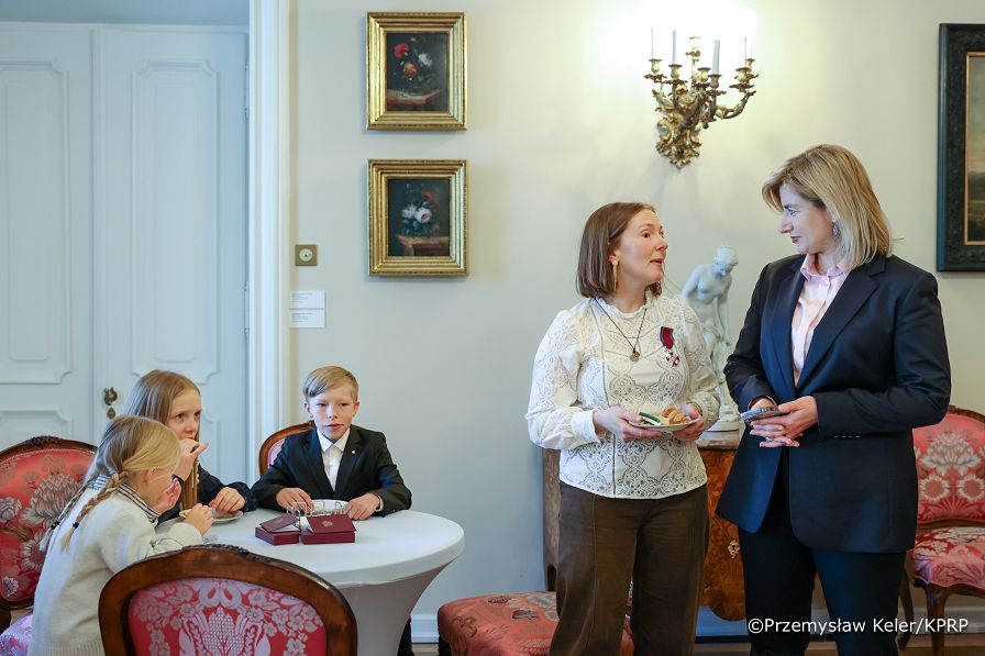 012_Minister Agnieszka Jędrzak_Minister Mateusz Kotecki_Wręczenie odznaczenia rodzinie wielodzietnej_PK1_3295.jpg.JPG