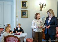 012_Minister Agnieszka Jędrzak_Minister Mateusz Kotecki_Wręczenie odznaczenia rodzinie wielodzietnej_PK1_3295.jpg.JPG
