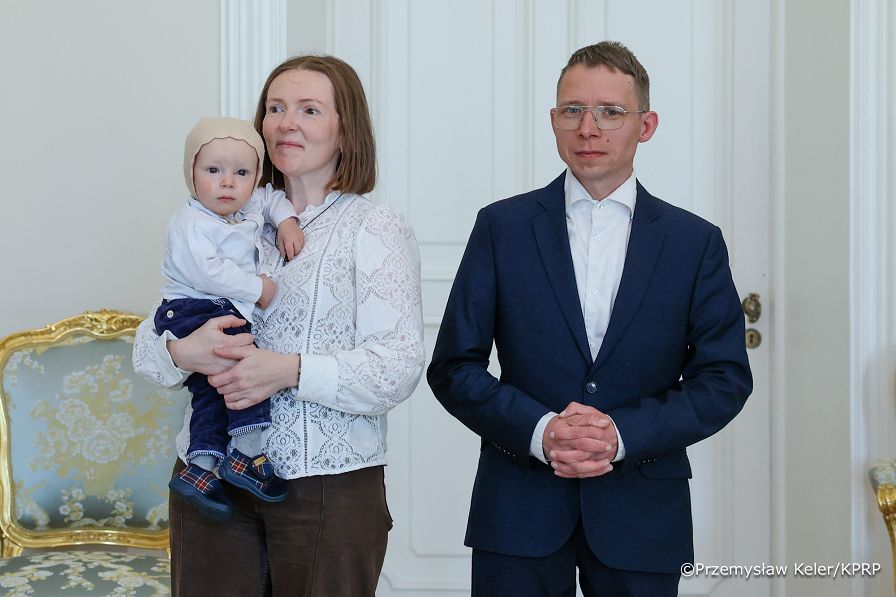 002_Minister Agnieszka Jędrzak_Minister Mateusz Kotecki_Wręczenie odznaczenia rodzinie wielodzietnej_PK1_3096.jpg.JPG