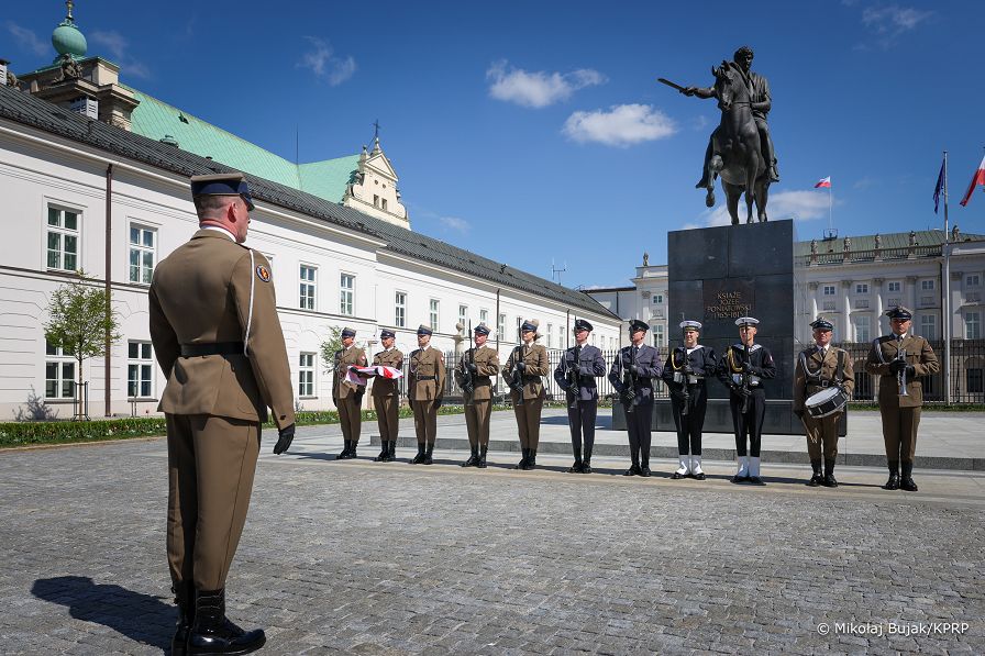 011_Palac_Prezydencki_zmiana_flagi_20260418_MWB10709.jpg