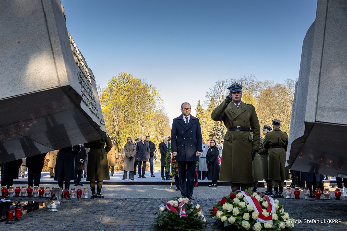 006_001_Minister_Marcin_Przydacz_wieniec_pomnik_katasrrofy_Smolenskiej_Powazki_20260410_7C6A2425.jpg