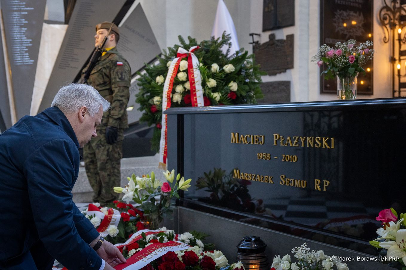 029_001_Minister_Karol_Rabenda_rocznica_katastrofy_Smolenskiej_wieniec_grob_Maciej_Plazynski_20260410_MB1_9053.jpg