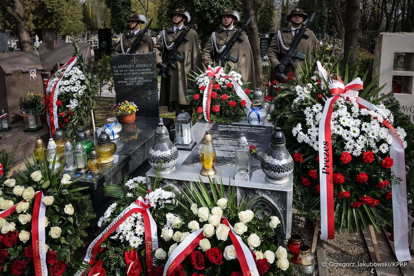 025_002_Minister_Wojciech_Kolarski_rocznica_katastrofy_Smolenskiej_wienic_grob_Janusz_Kurtyka_Krakow_20260410_GJB_9860.jpg
