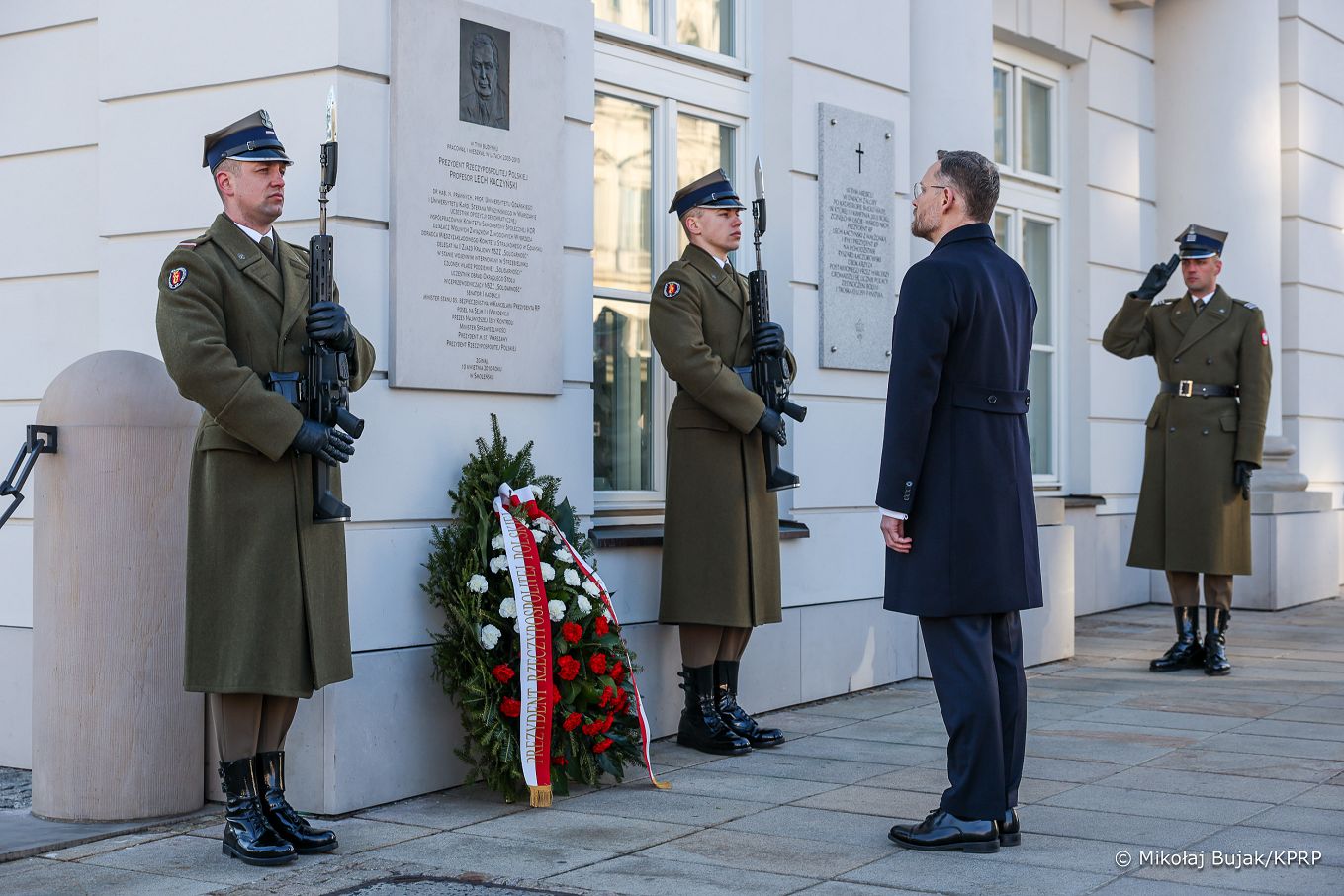 002_001_Minister_Zbigniew_Bogucki_wieniec_rocznica_katastrofy_Smolenskiej_tablica_Lech_Kaczynski_Palac_Prezydencki_20260410_MWB17340.jpg