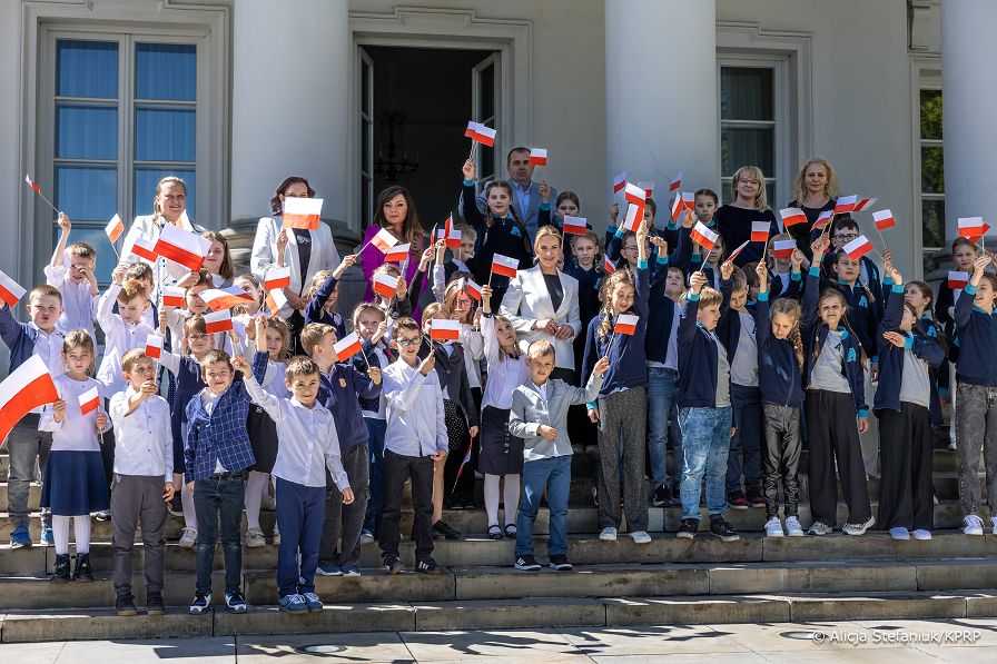 014_Prezydentowa_Marta_Nawrocka_warsztaty_Dzien_Flagi_20260423_7C6A8040.jpg