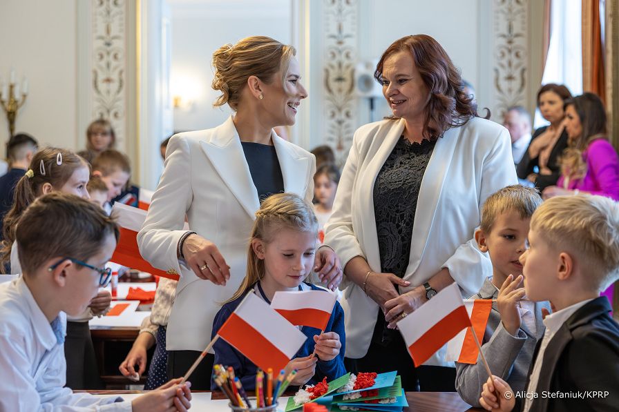 012_Prezydentowa_Marta_Nawrocka_warsztaty_Dzien_Flagi_20260423_7C6A7946.jpg