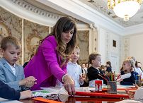 001_Prezydentowa_Marta_Nawrocka_warsztaty_Dzien_Flagi_20260423_7C6A6484.jpg