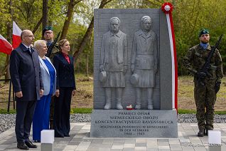 013_Prezydentowa_Marta_Nawrocka_odsloniecie_pomnika_Pamieci_ofiar_obozu_koncentracyjnego_Ravensbruck_20260430_340A0604.jpg
