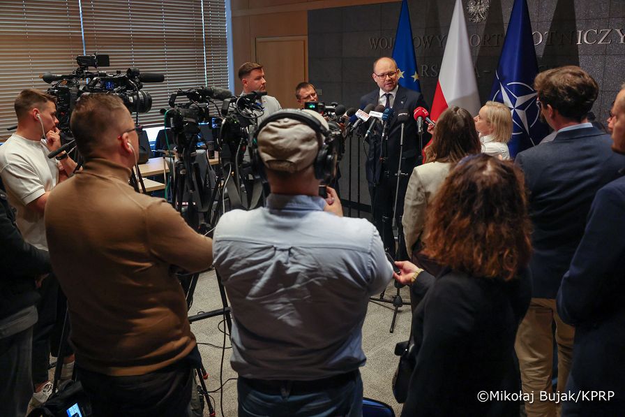 003_Minister Marcin Przydacz_Briefing przed wylotem Prezydenta Karola Nawrockiego do Bukaresztu_12-05-2026_MWB19384.jpg.JPG