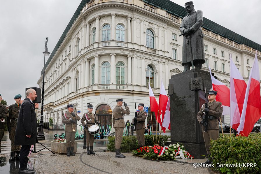 002_Wojciech Kolarski_Złożenie wieńca przed pomnikiem Marszałka Józefa Piłsudskiego w 91 rocznicę śmierci_12-05-2026_MB1_1604.jpg.JPG