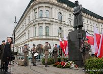 002_Wojciech Kolarski_Złożenie wieńca przed pomnikiem Marszałka Józefa Piłsudskiego w 91 rocznicę śmierci_12-05-2026_MB1_1604.jpg.JPG