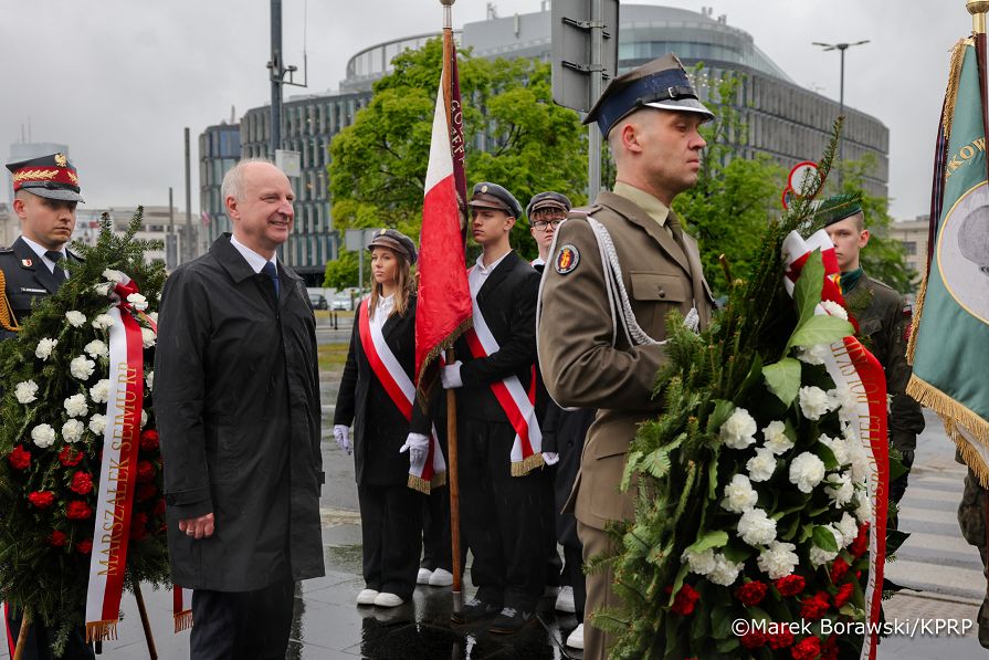 001_Wojciech Kolarski_Złożenie wieńca przed pomnikiem Marszałka Józefa Piłsudskiego w 91 rocznicę śmierci_12-05-2026_MB1_1579.jpg.JPG