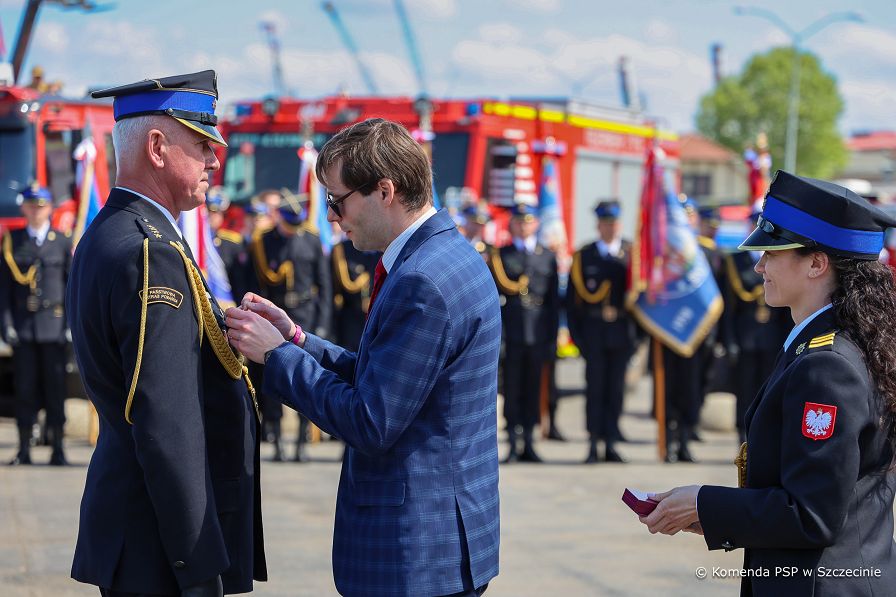 001_Doradca_Marek_Dudzinski_obchody_Dzien_Strazaka_odznaczenia_20260509_RH1A0493.jpg