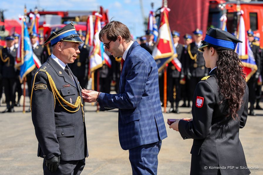 002_Doradca_Marek_Dudzinski_obchody_Dzien_Strazaka_odznaczenia_20260509_RH1A0505.jpg