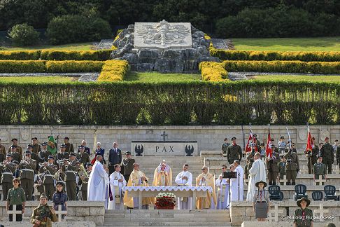 19_Karol_Nawrocki_Polski_Cmentarz_Wojenny_Monte _Cassino_20260518_MWB22545.jpg