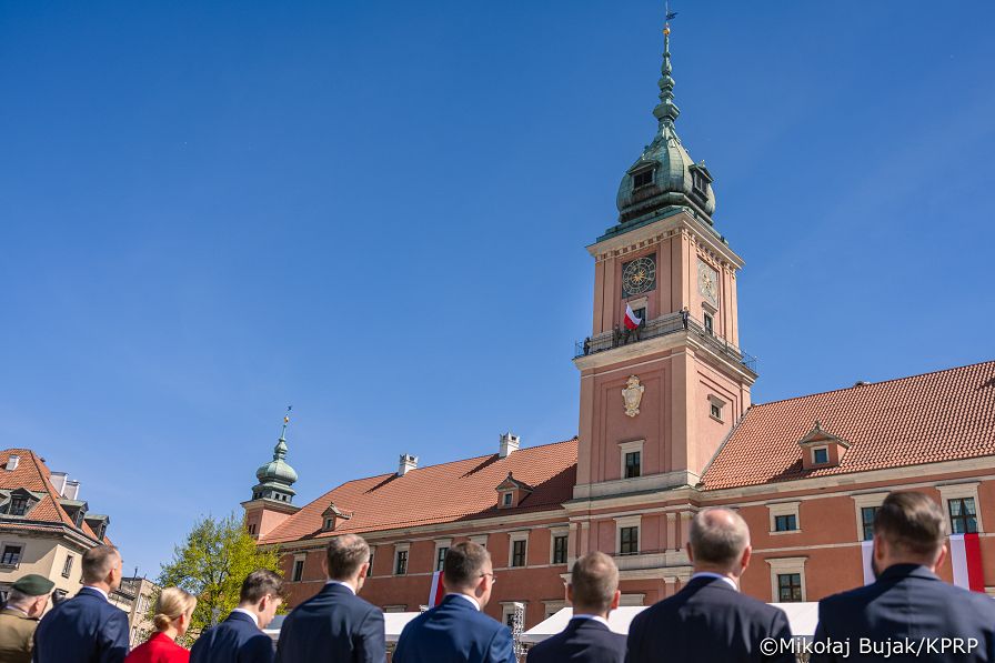 008_Prezydent Karol Nawrocki_Uroczyste podniesienie Flagii Państwowej na wieży zegarowej Zamku Królewskiego_02-05-2026_7C6A6397.jpg.JPG
