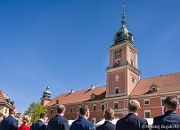 008_Prezydent Karol Nawrocki_Uroczyste podniesienie Flagii Państwowej na wieży zegarowej Zamku Królewskiego_02-05-2026_7C6A6397.jpg.JPG