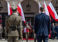 007_Udział Pary Prezydenckiej w uroczystościach z okazji Dnia Flagi RP oraz Dnia Polonii i Polaków za Granicą_02-05-2026_MWB21340.jpg.JPG