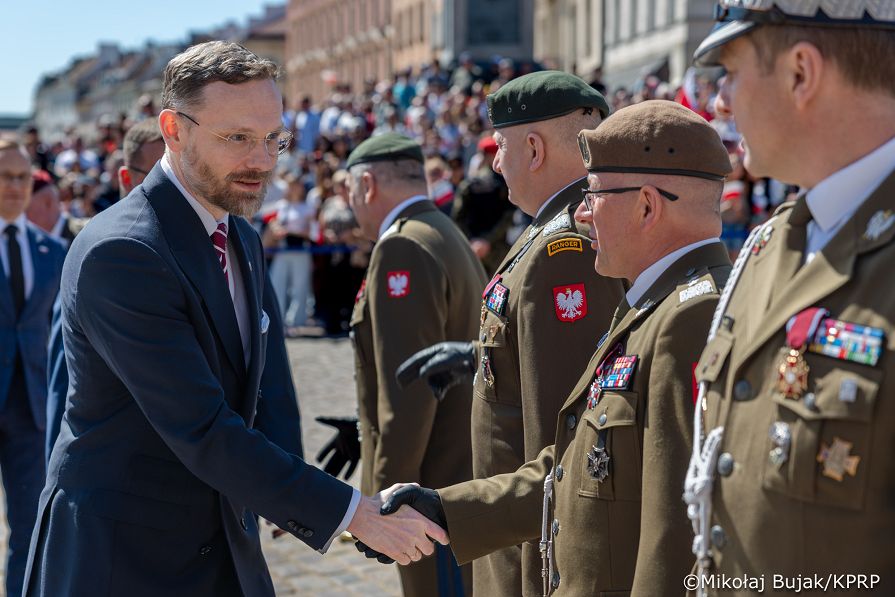 000_B_Prezydent Karol Nawrocki_Uroczyste podniesienie Flagii Państwowej na wieży zegarowej Zamku Królewskiego_02-05-2026_MWB18562.jpg.JPG