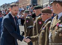 000_B_Prezydent Karol Nawrocki_Uroczyste podniesienie Flagii Państwowej na wieży zegarowej Zamku Królewskiego_02-05-2026_MWB18562.jpg.JPG