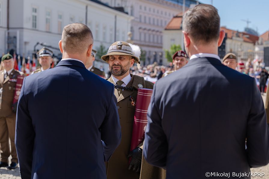 011_Udział Pary Prezydenckiej w uroczystościach z okazji Dnia Flagi RP oraz Dnia Polonii i Polaków za Granicą_02-05-2026_MWB21599.jpg.JPG