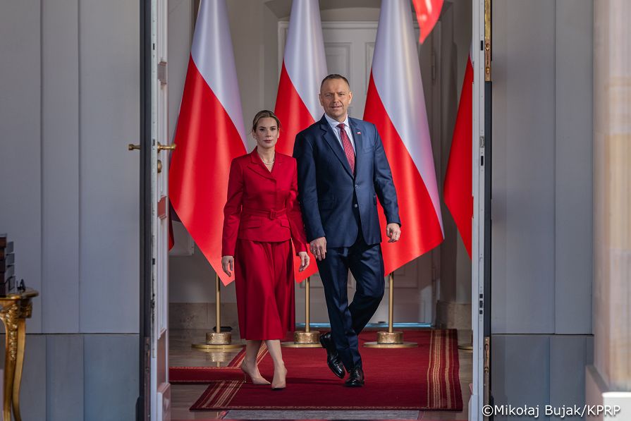 002_Udział Pary Prezydenckiej w uroczystościach z okazji Dnia Flagi RP oraz Dnia Polonii i Polaków za Granicą_02-05-2026_MWB21061.jpg.JPG