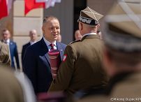 016_Udział Pary Prezydenckiej w uroczystościach z okazji Dnia Flagi RP oraz Dnia Polonii i Polaków za Granicą_02-05-2026_MWB21847.jpg.JPG