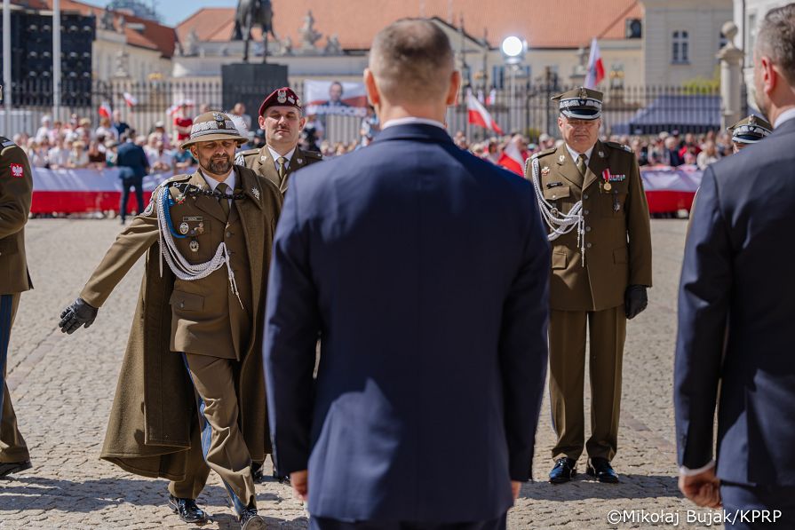 010_Udział Pary Prezydenckiej w uroczystościach z okazji Dnia Flagi RP oraz Dnia Polonii i Polaków za Granicą_02-05-2026_MWB21587.jpg.JPG
