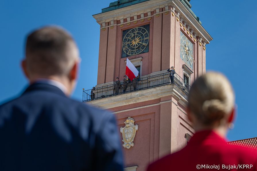 007_A_Prezydent Karol Nawrocki_Uroczyste podniesienie Flagii Państwowej na wieży zegarowej Zamku Królewskiego_02-05-2026_MWB20567.jpg.JPG