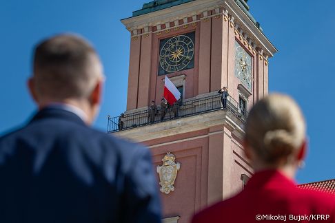 007_A_Prezydent Karol Nawrocki_Uroczyste podniesienie Flagii Państwowej na wieży zegarowej Zamku Królewskiego_02-05-2026_MWB20567.jpg.JPG
