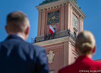 007_A_Prezydent Karol Nawrocki_Uroczyste podniesienie Flagii Państwowej na wieży zegarowej Zamku Królewskiego_02-05-2026_MWB20567.jpg.JPG