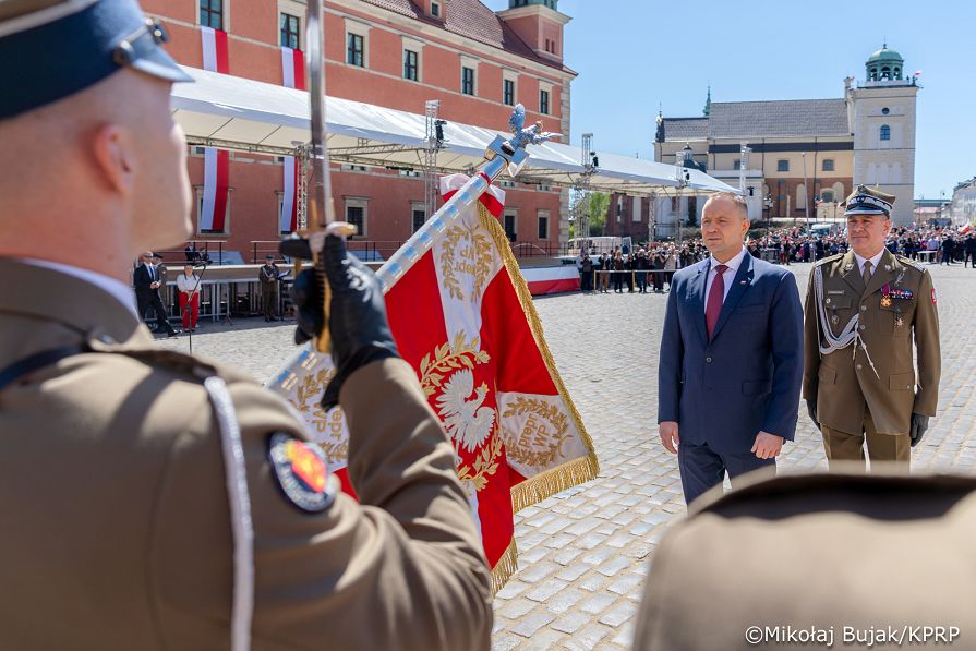002_Prezydent Karol Nawrocki_Uroczyste podniesienie Flagii Państwowej na wieży zegarowej Zamku Królewskiego_02-05-2026_MWB18612.jpg.JPG